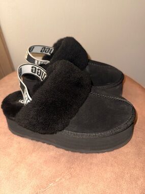 UGG Black platform Fur Slip-On Sandals with Branded Elastic Heel Strap